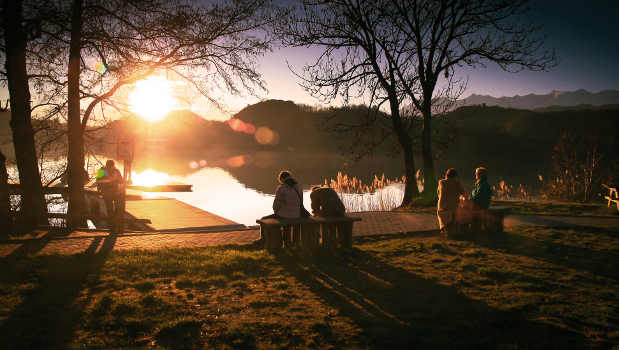 people-lake-sunset-splitshire_620x350.jpg
