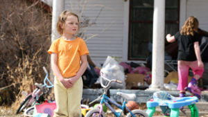 kid-yellow-clothes-messy-yard-1col.jpg