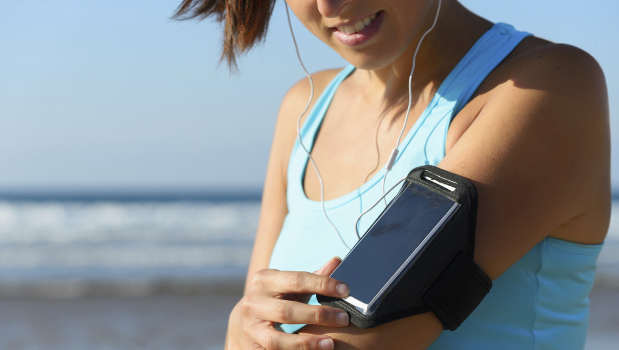 woman-run-beach-smartphone_2col.jpg